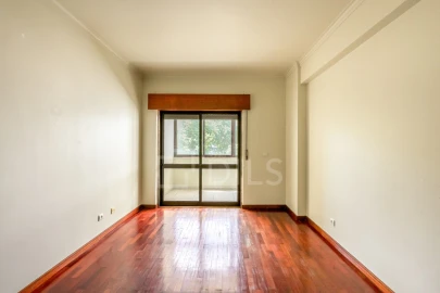 Apartamento T4 para Venda em Carnaxide e Queijas