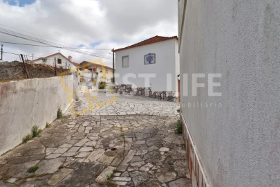 Garagem para Arrendamento em Igreja Nova e Cheleiros