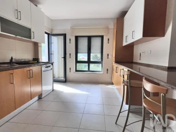 Apartamento T2 para Arrendamento em Santa Maria, São Pedro e Matacães