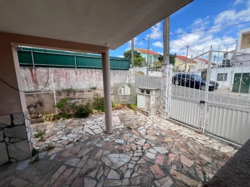Moradia T8 para Venda em Corroios