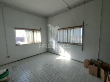 Armazém para Venda em Alcanena e Vila Moreira