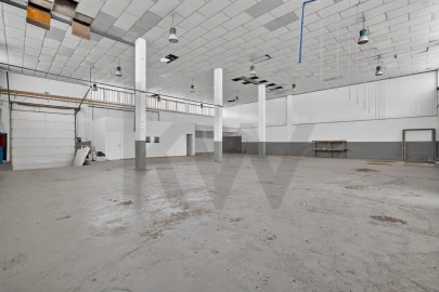 Armazém para Venda em Vila de Cucujães