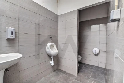 Armazém para Venda em Vila de Cucujães