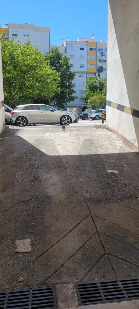 Garagem para Arrendamento em Massamá e Monte Abraão