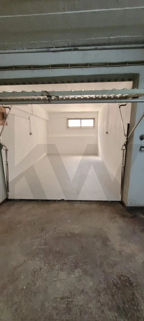 Garagem para Arrendamento em Massamá e Monte Abraão