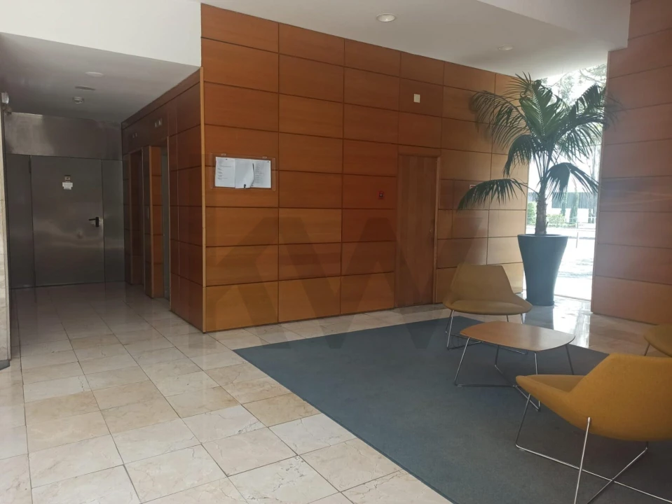 Apartamento T3 para Arrendamento em Campolide Foto 5