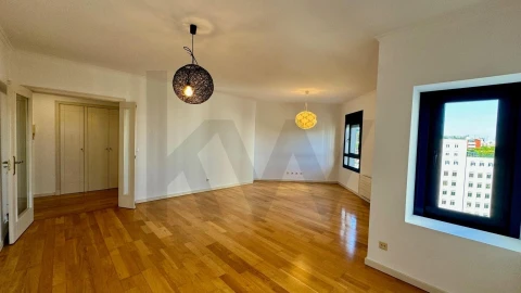 Apartamento T3 para Arrendamento em Campolide