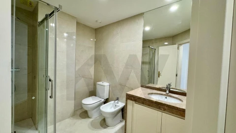 Apartamento T3 para Arrendamento em Campolide