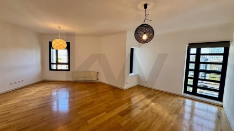 Apartamento T3 para Arrendamento em Campolide