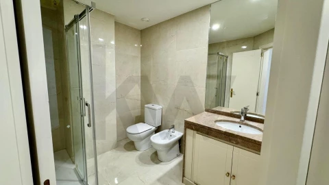 Apartamento T3 para Arrendamento em Campolide