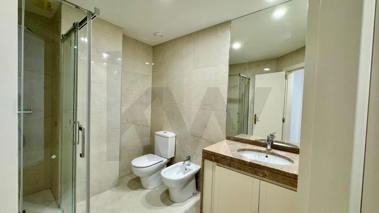 Apartamento T3 para Arrendamento em Campolide Foto 24