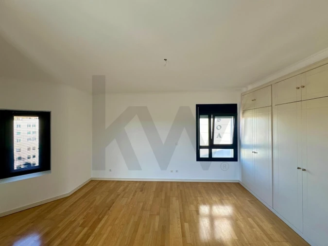 Apartamento T3 para Arrendamento em Campolide Foto 16
