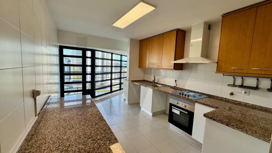 Apartamento T3 para Arrendamento em Campolide Foto 14