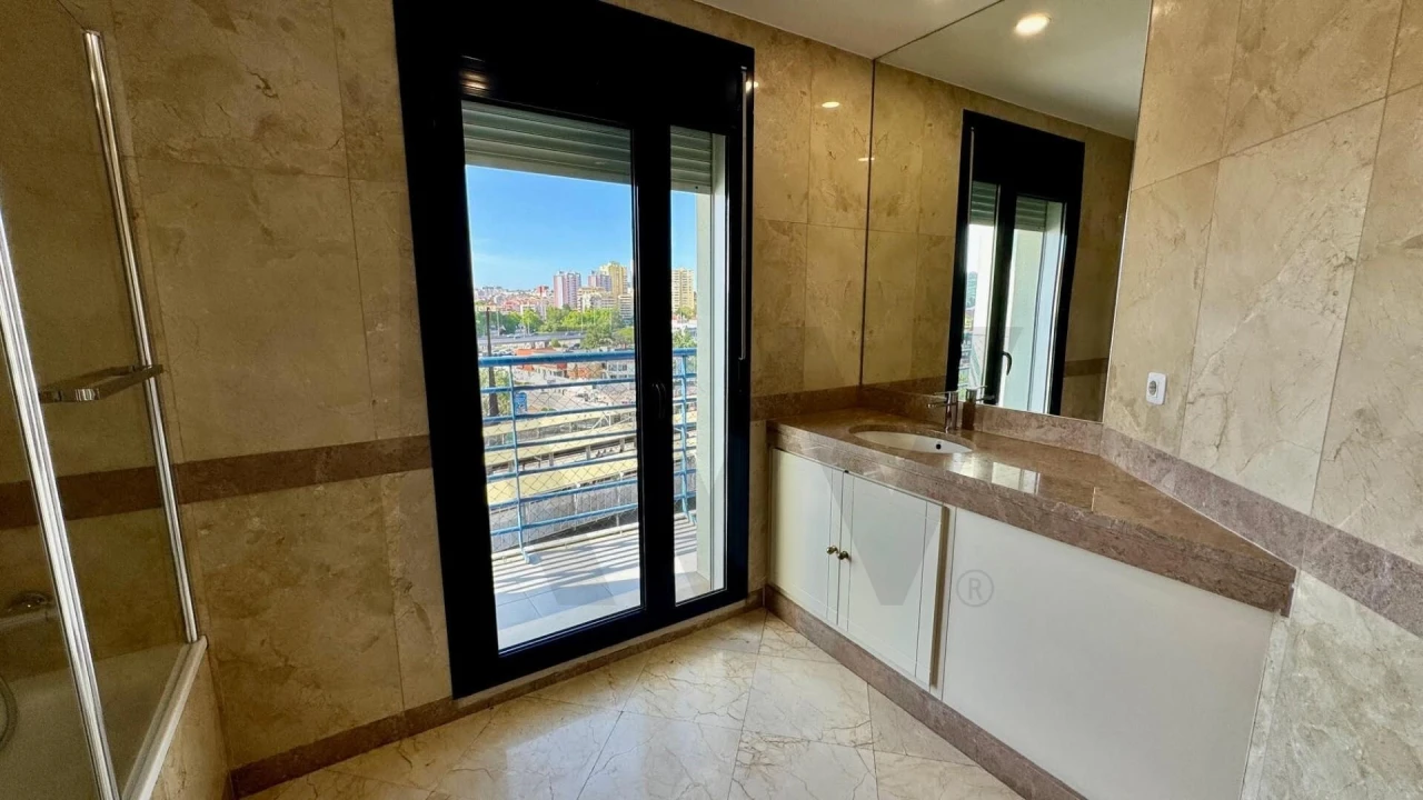 Apartamento T3 para Arrendamento em Campolide Foto 19