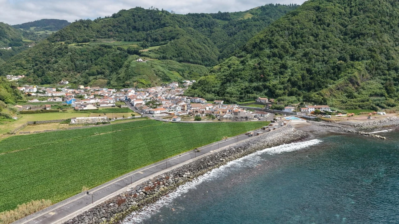 Moradia T4 para Venda em Faial da Terra Foto 2