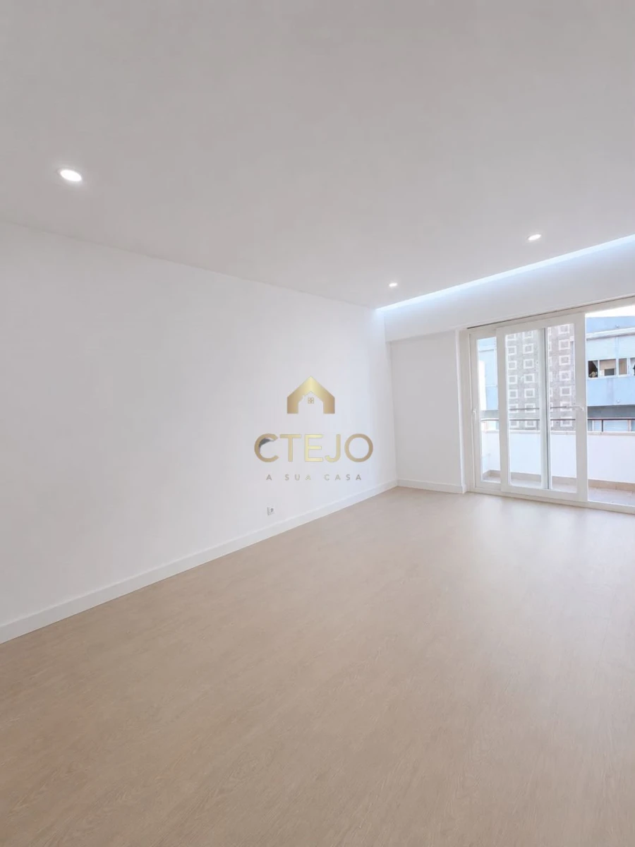 Apartamento T1 para Venda em Camarate, Unhos e Apelação Foto 5