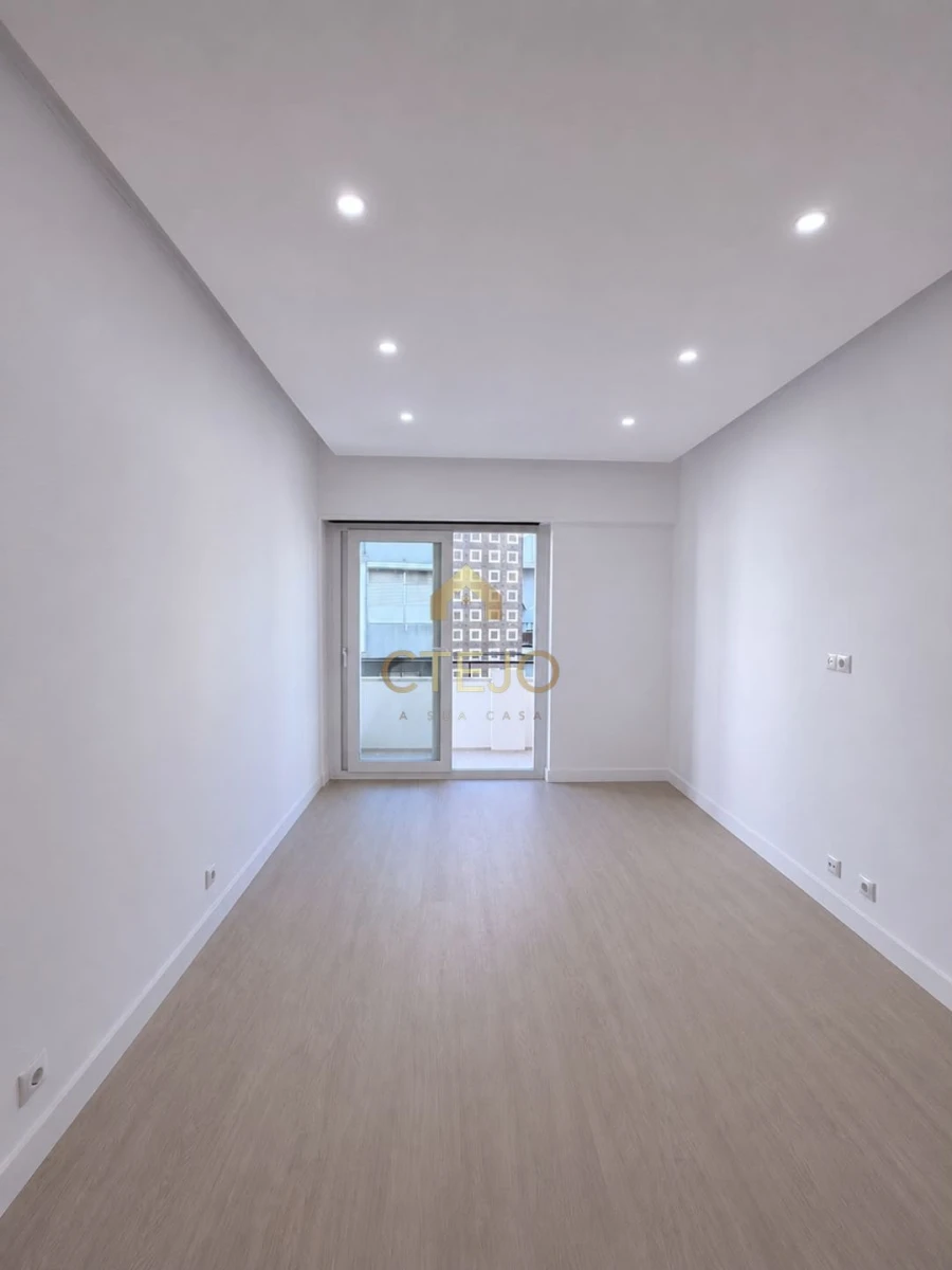 Apartamento T1 para Venda em Camarate, Unhos e Apelação Foto 2