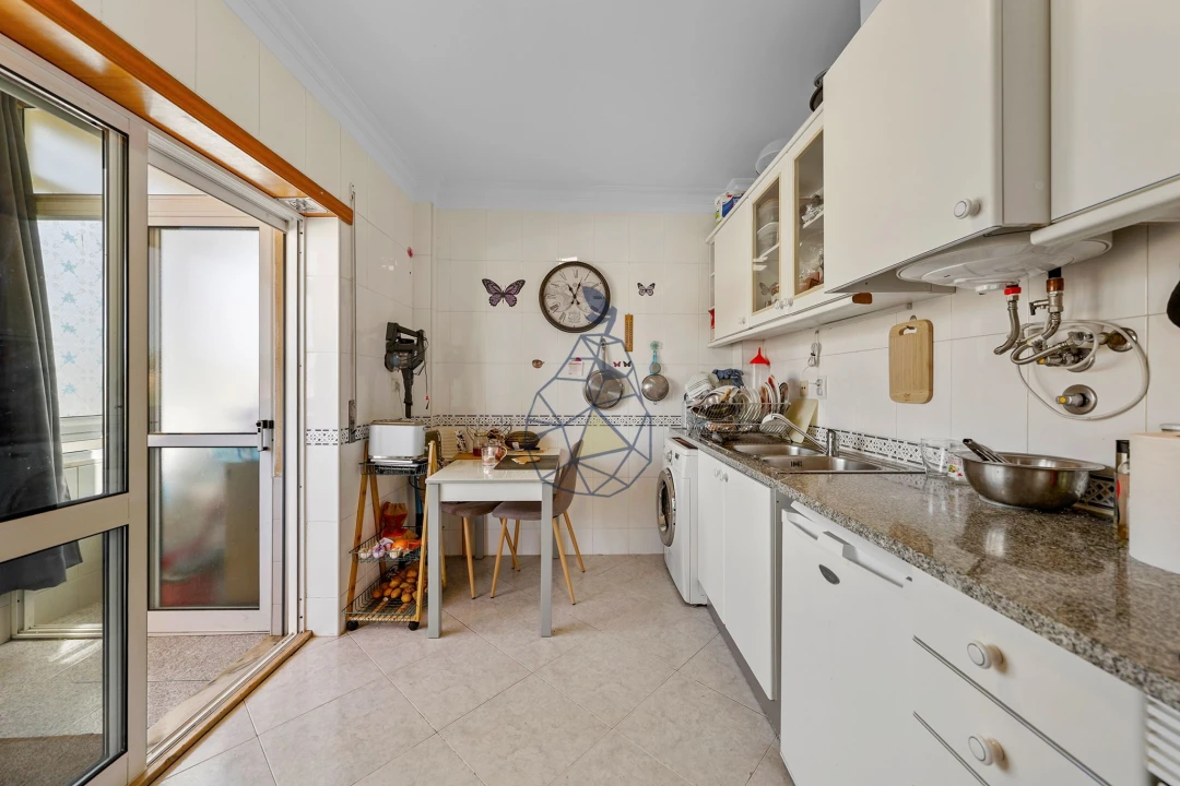 Apartamento T2 para Venda em Estômbar e Parchal Foto 3