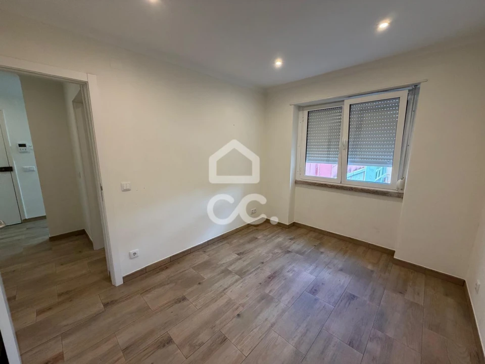 Apartamento T1 para Arrendamento em Póvoa de Santo Adrião e Olival Basto Foto 1