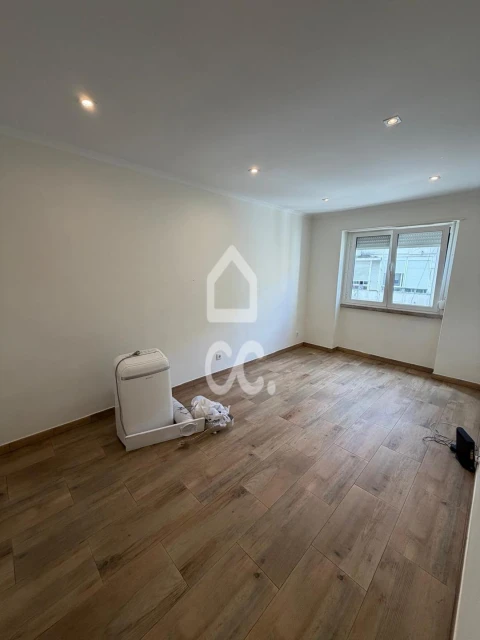 Apartamento T1 para Arrendamento em Póvoa de Santo Adrião e Olival Basto