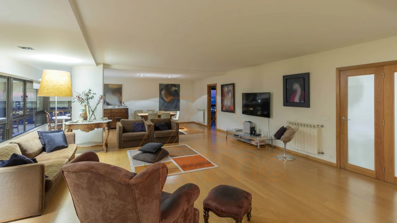 Apartamento T6 para Venda em Santo Antonio dos Olivais Foto 3
