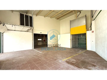 Armazém para Arrendamento em Ruivães e Novais