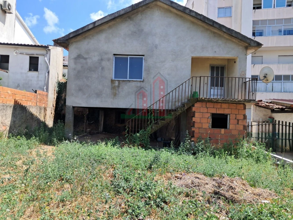 Moradia T4 para Venda em Serpins Foto 1