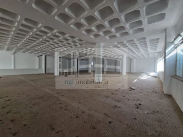 Loja para Venda em Sacavém e Prior Velho