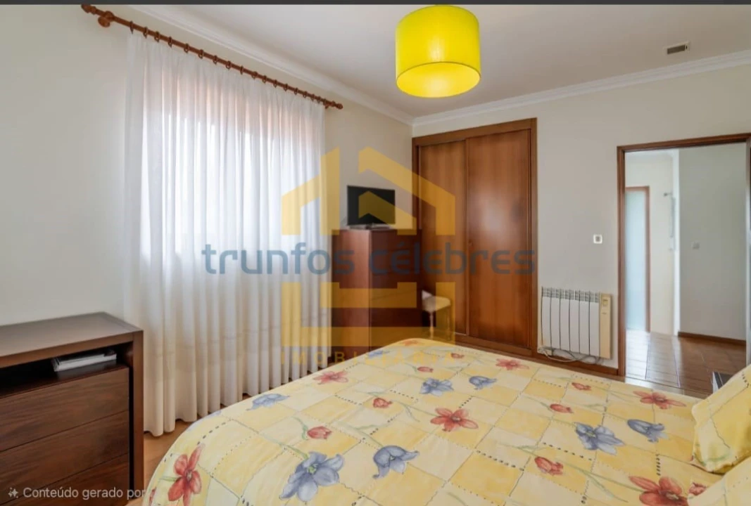 Moradia T4 para Venda em Laundos Foto 23