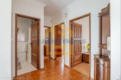 Moradia T4 para Venda em Laundos