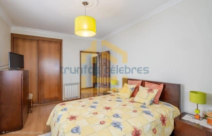 Moradia T4 para Venda em Laundos