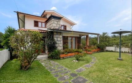 Moradia T4 para Venda em Laundos