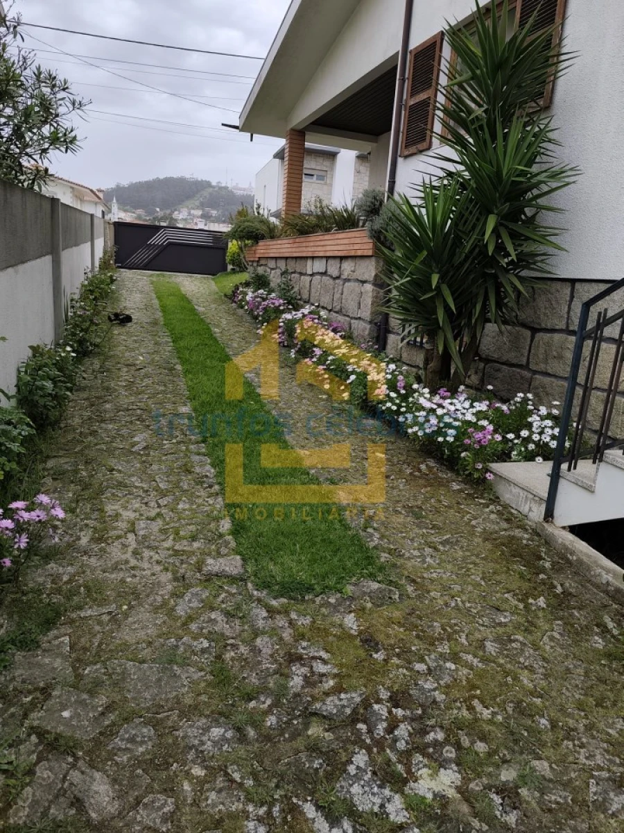 Moradia T4 para Venda em Laundos Foto 39