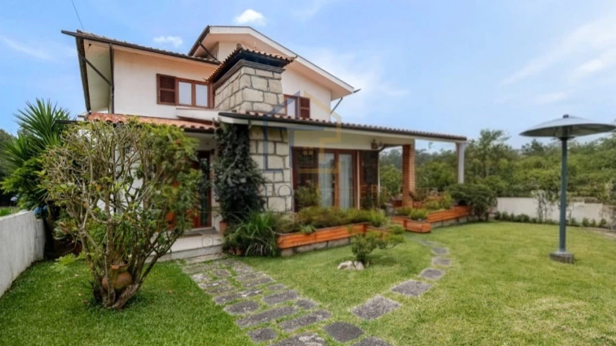 Moradia T4 para Venda em Laundos