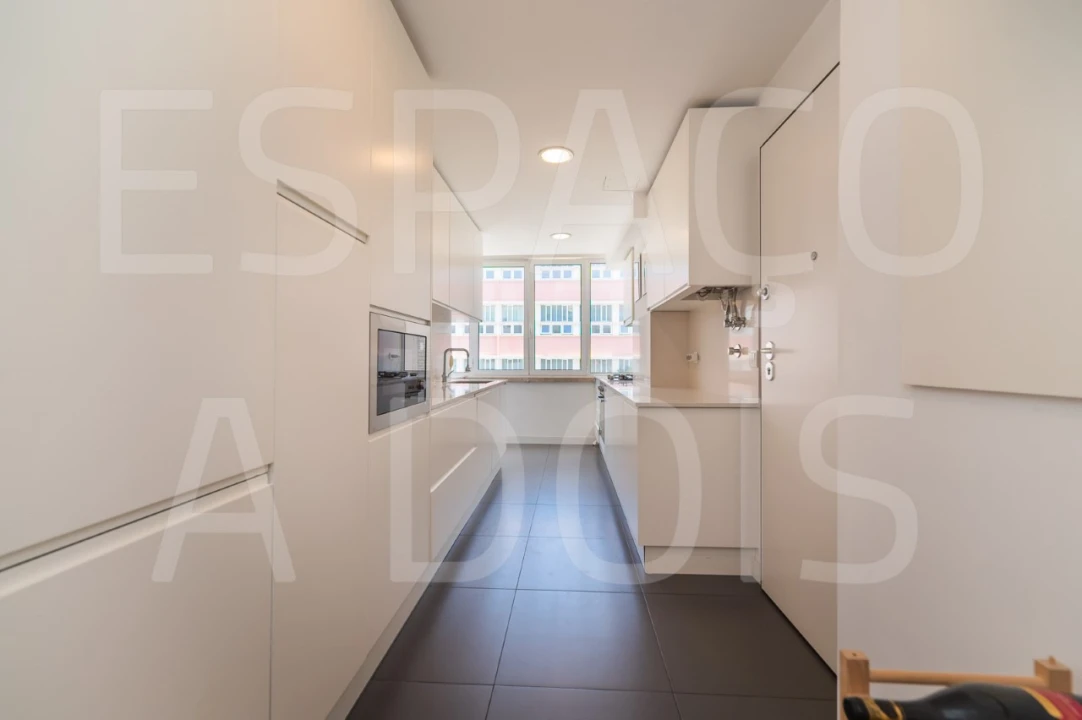 Apartamento T2 para Arrendamento em Campolide Foto 18