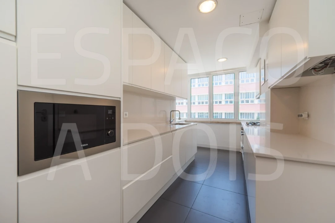 Apartamento T2 para Arrendamento em Campolide Foto 19