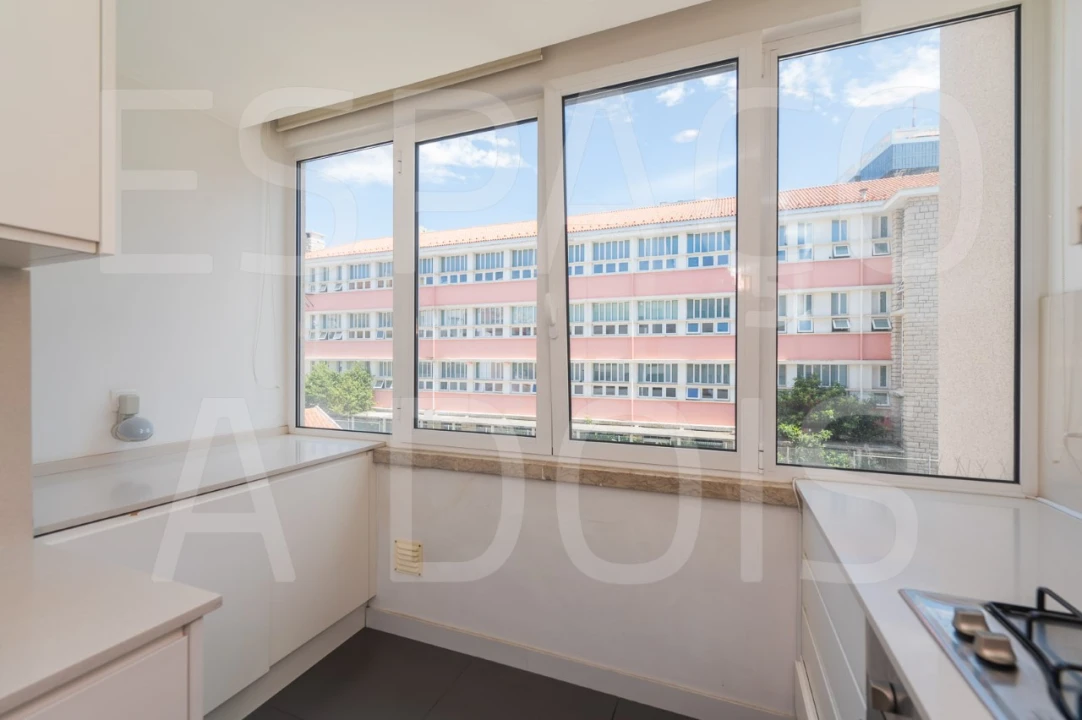 Apartamento T2 para Arrendamento em Campolide Foto 23