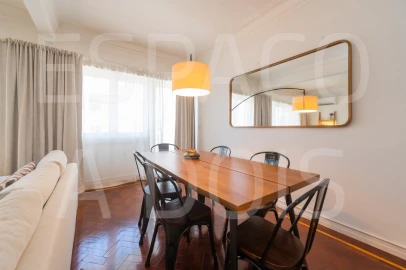 Apartamento T2 para Arrendamento em Campolide
