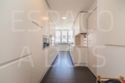 Apartamento T2 para Arrendamento em Campolide