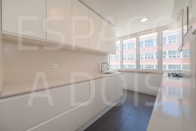 Apartamento T2 para Arrendamento em Campolide
