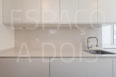 Apartamento T2 para Arrendamento em Campolide