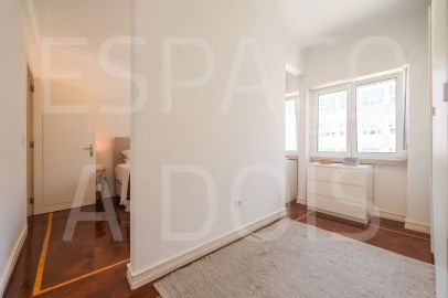 Apartamento T2 para Arrendamento em Campolide