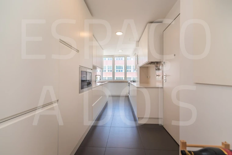 Apartamento T2 para Arrendamento em Campolide Foto 18