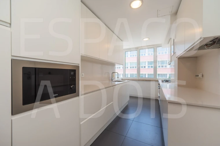 Apartamento T2 para Arrendamento em Campolide Foto 19