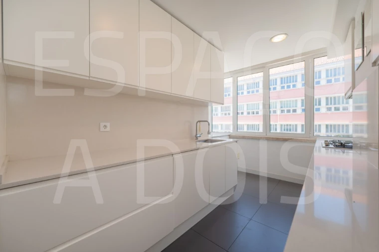 Apartamento T2 para Arrendamento em Campolide Foto 20