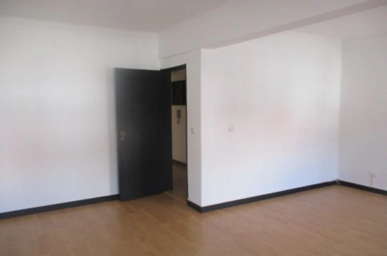 Apartamento T1 para Venda em Queluz e Belas Foto 3
