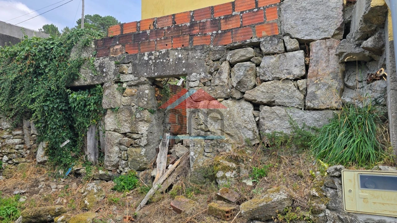 Terreno para Venda em Riba de Mouro Foto 1