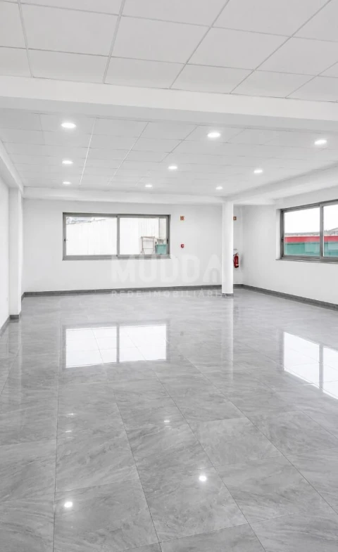 Loja para Arrendamento em Valega