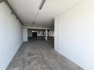 Armazém para Arrendamento em Oliveirinha