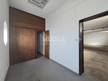 Armazém para Arrendamento em Oliveirinha